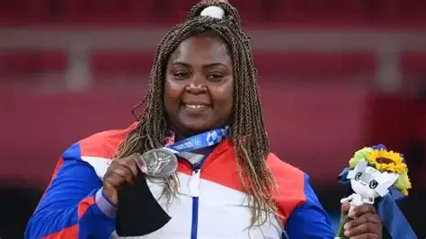 Idalys Ortiz y otros atletas cubanos subastan medallas