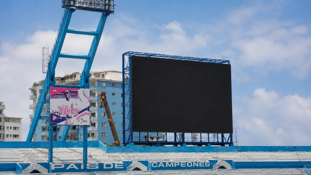 El régimen abre el Estadio Latinoamericano a la publicidad extranjera