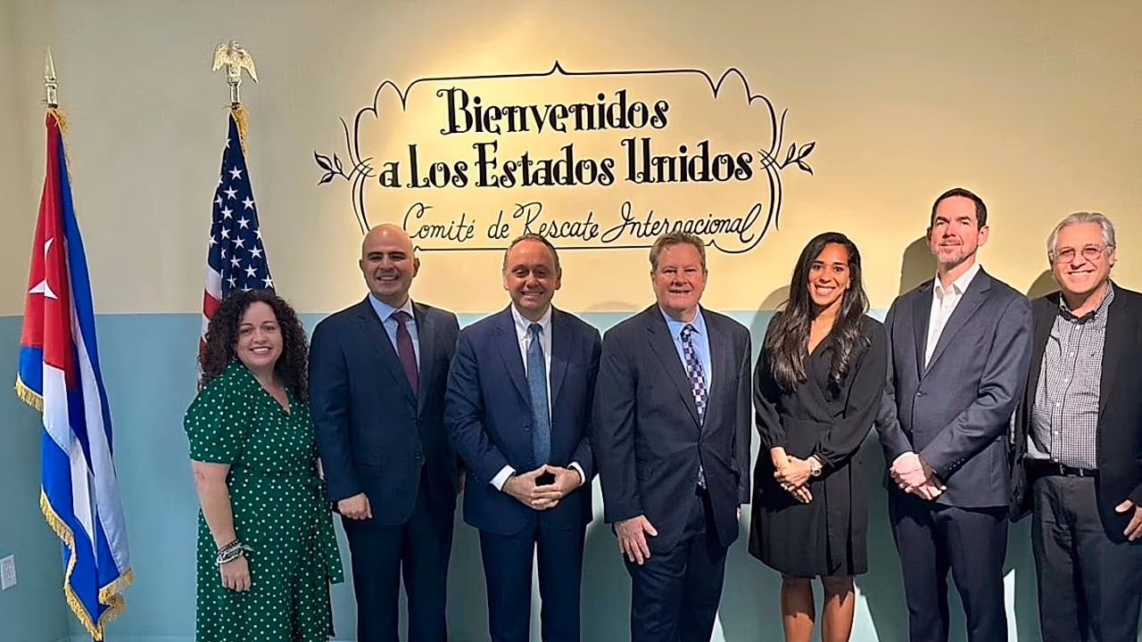 Hammer realiza visita a la Torre de la Libertad en Miami