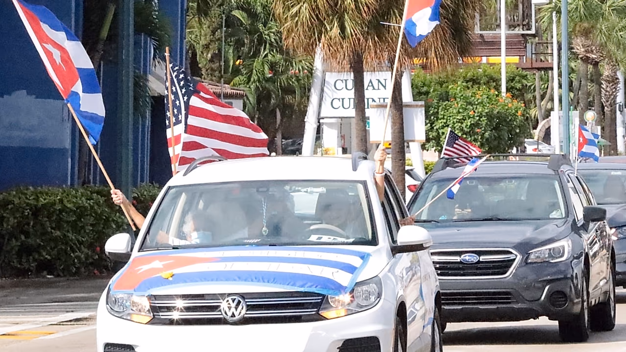 Miami-Dade pide a Trump suspender licencias comerciales con Cuba
