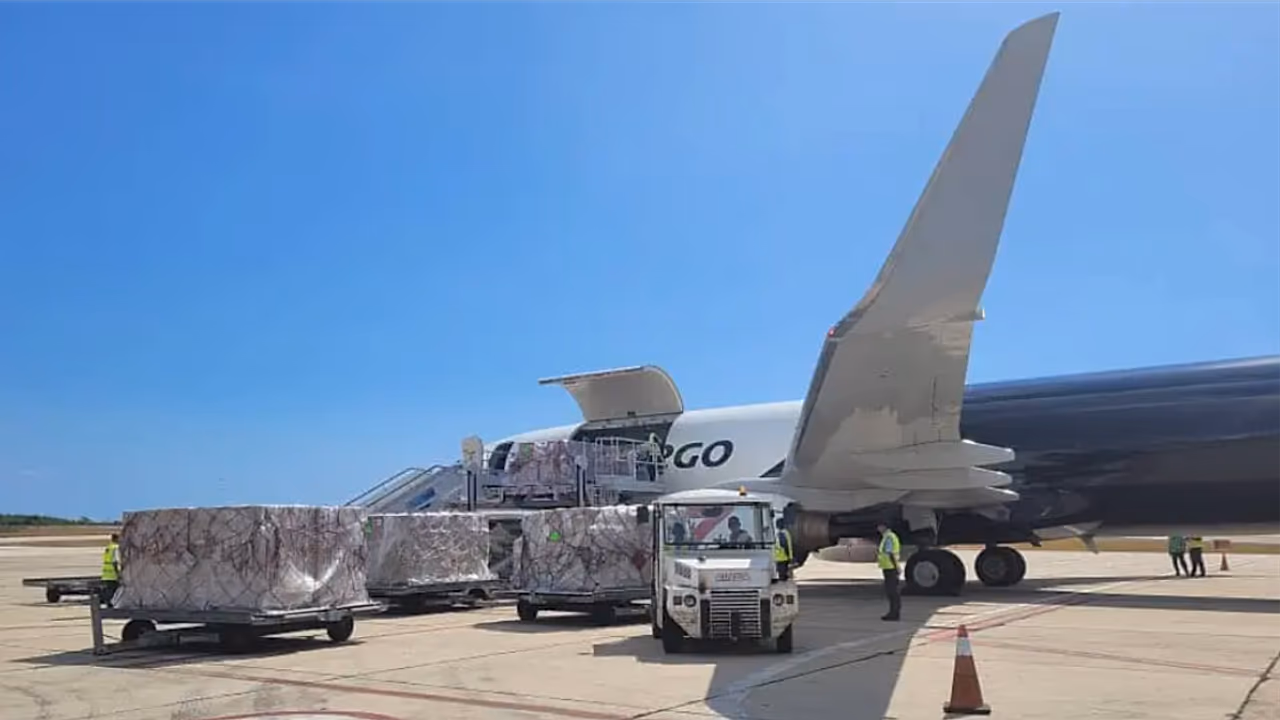 Llegada del tercer vuelo de ayuda humanitaria de EE. UU. a Santiago de Cuba