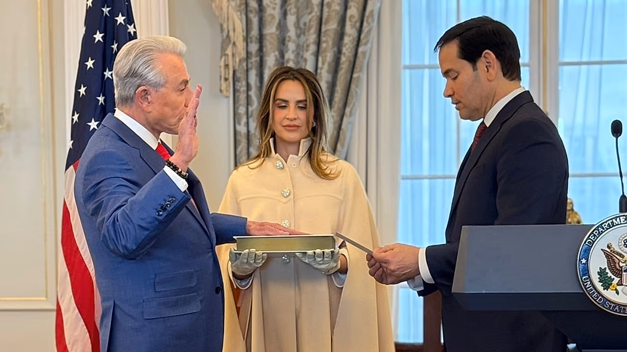 Benjamín León Jr. es juramentado embajador en España