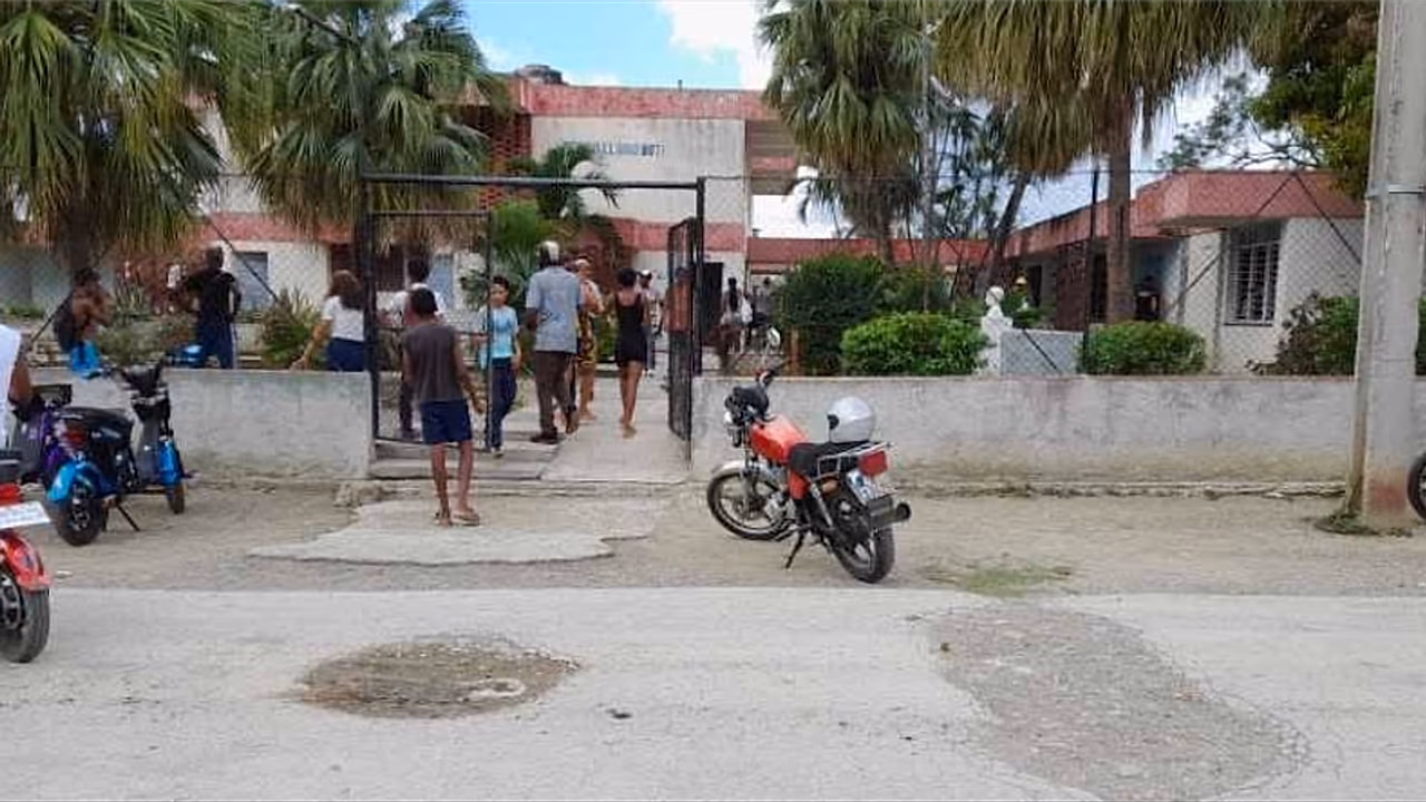 Hombre armado irrumpe en secundaria en Guantánamo