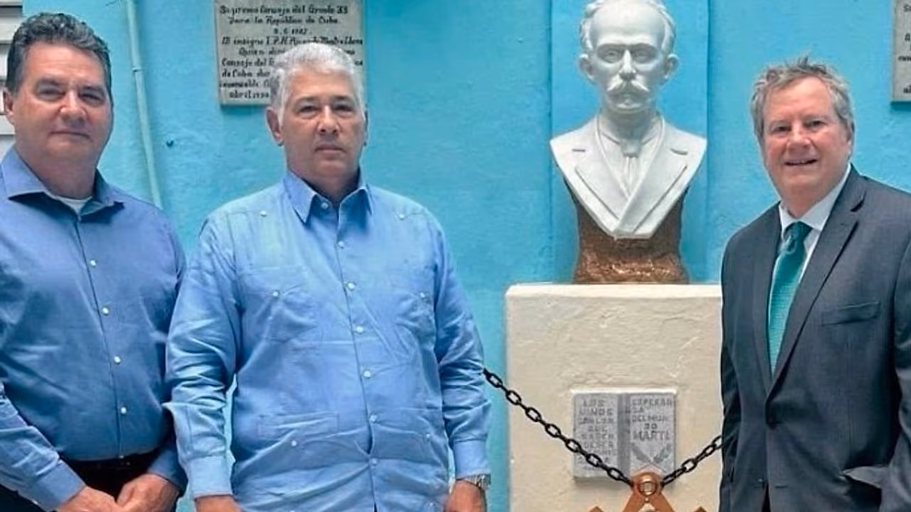 Mike Hammer se reúne con masones en Cuba