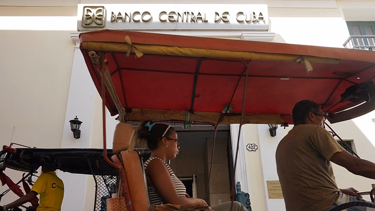 Banco Central de Cuba autoriza gestión de remesas por empresa gallega