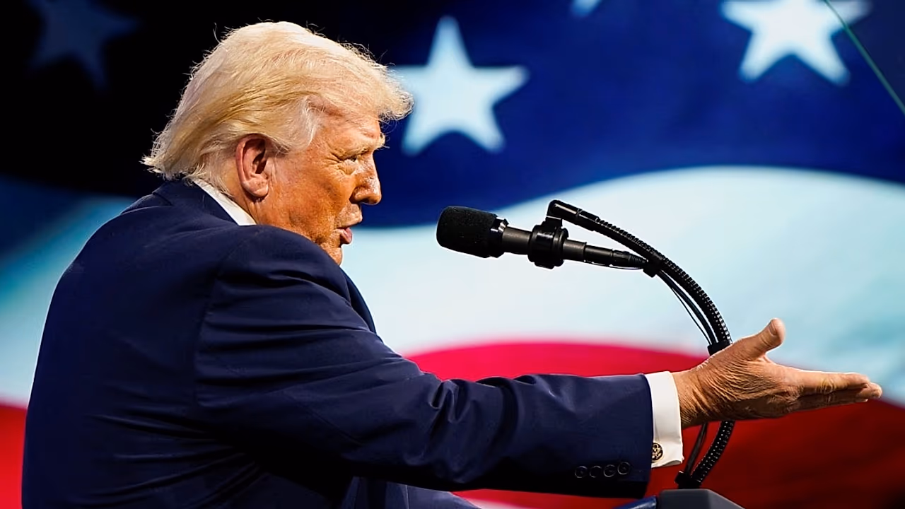 Trump clausura cumbre en Miami y menciona a Cuba