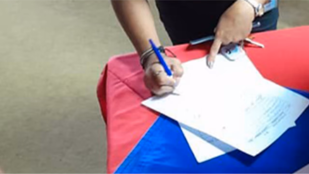 Firmar sin saber: la coerción disfrazada de asistencia