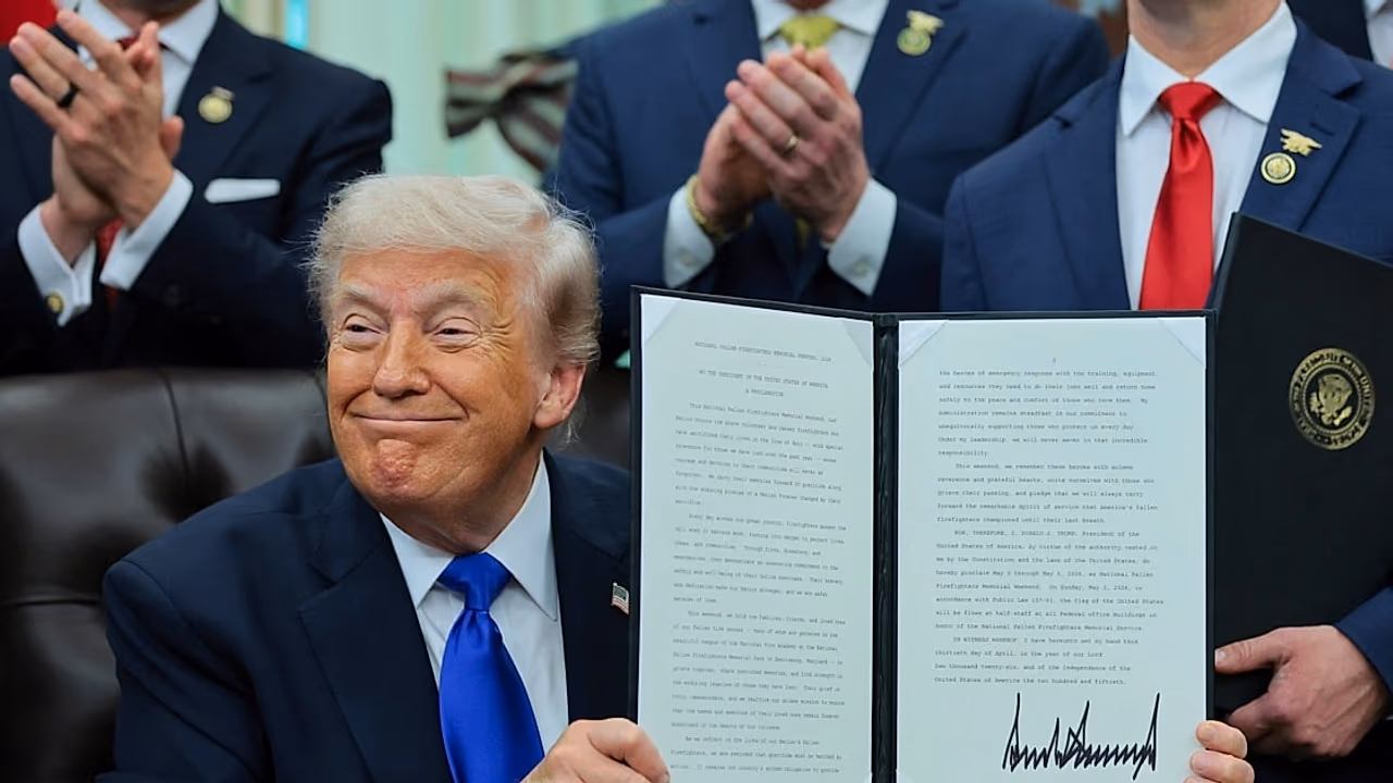 Trump honra a bomberos caídos con proclama nacional