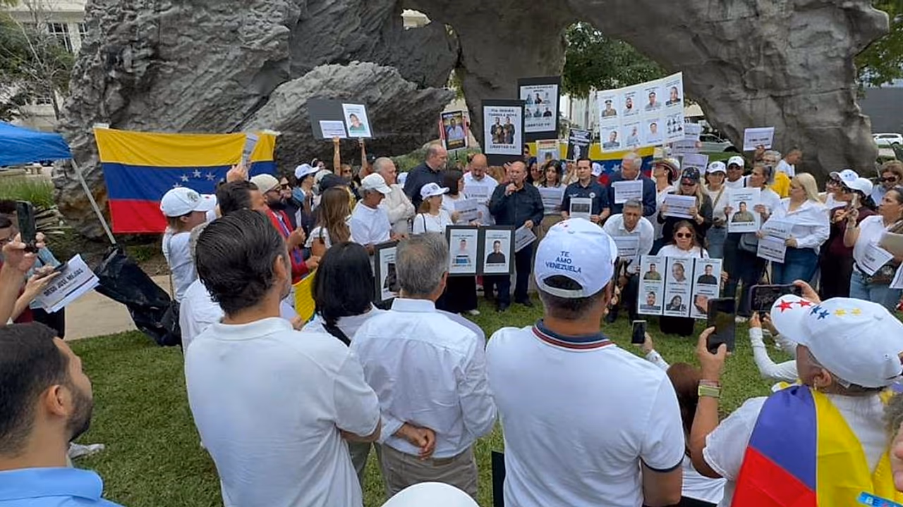 Venezolanos claman por presos políticos en protesta mundial