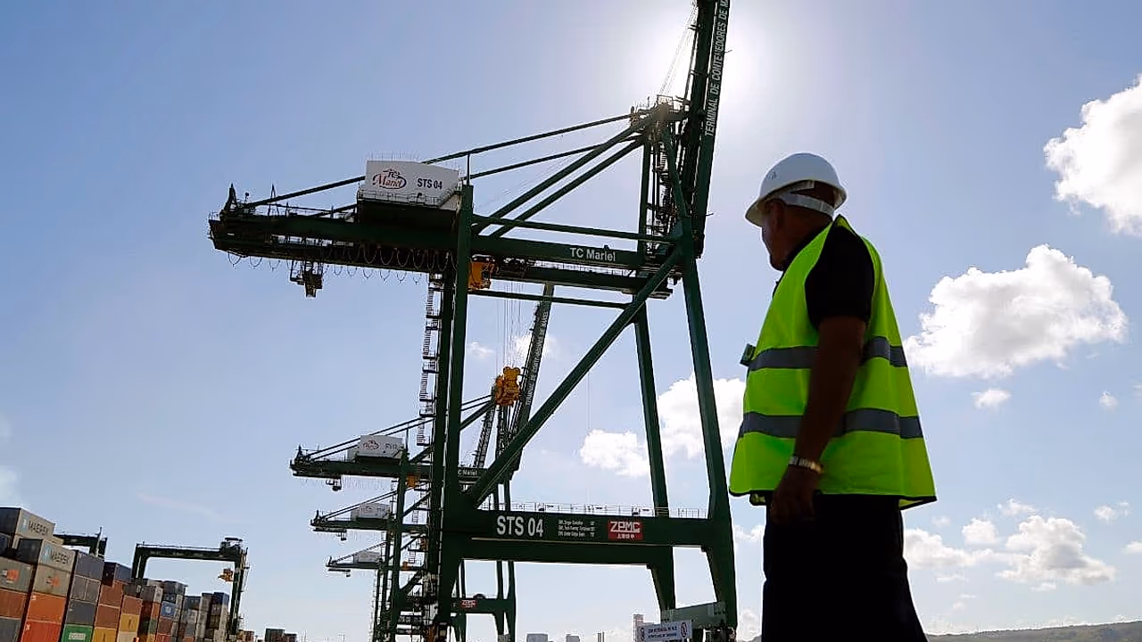 El teatro de las «sociedades mercantiles»: cómo la dictadura cubana simula reforma mientras asfixia la economía