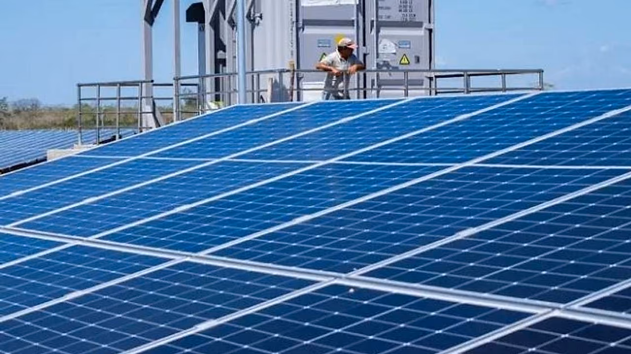 Estafan con paneles solares en medio de la crisis