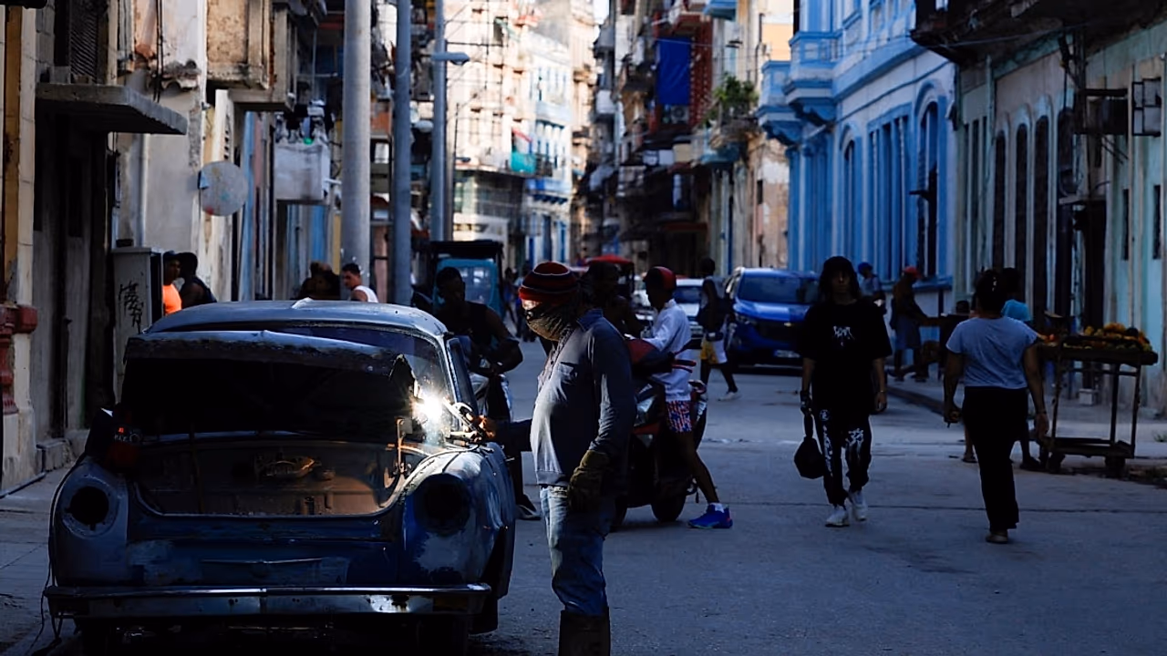 Cuba se hunde en apagones y la red colapsa