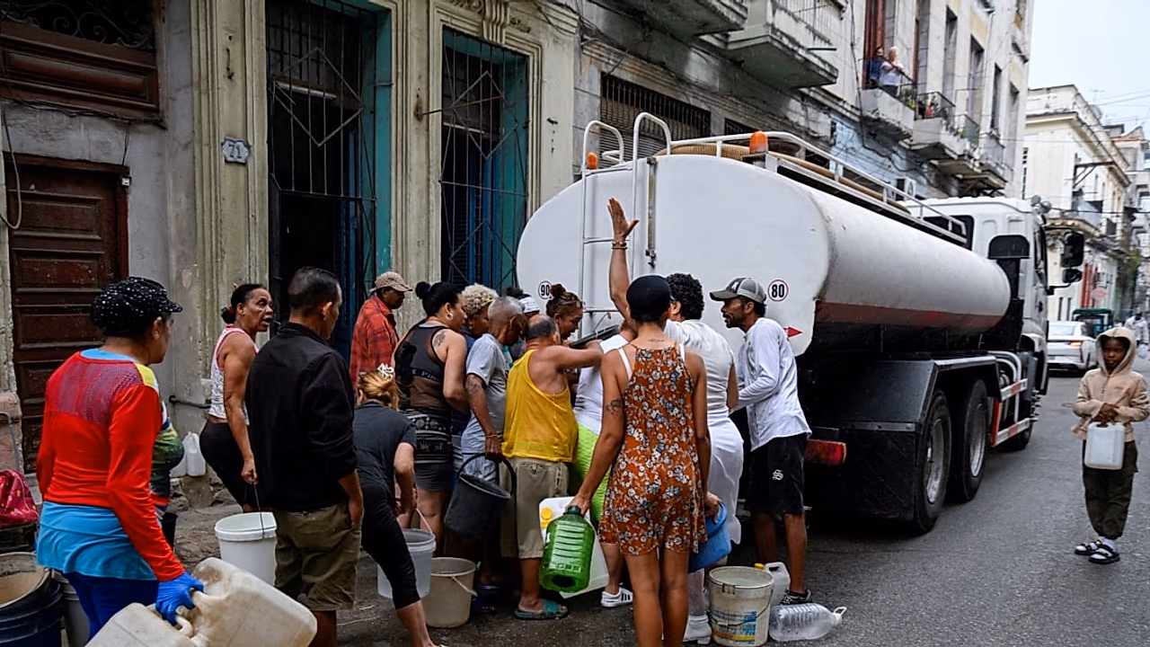 Pagar una pipa expone la crisis del agua en Cuba