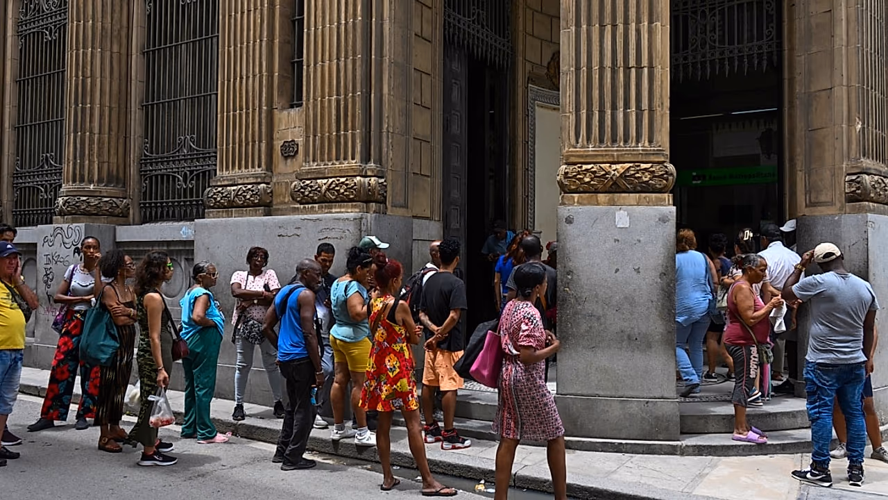 Bancos cubanos frenan el caos del efectivo