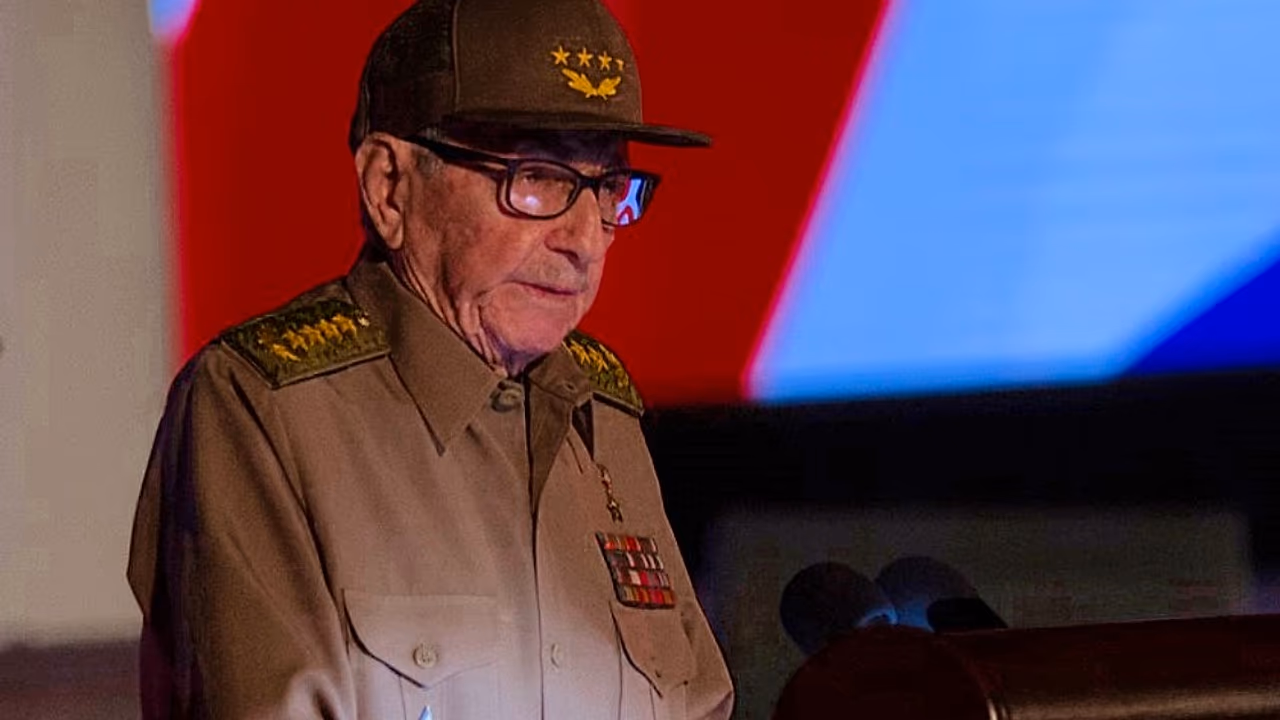 Castro moviliza militares ante tensión con Estados Unidos